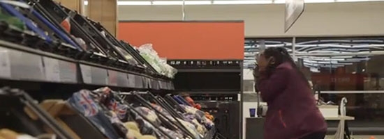 She reached for a tomato, but what she got? You won’t stop laughing!