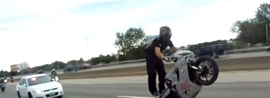Motorcycle runs from police in wheelie like a boss