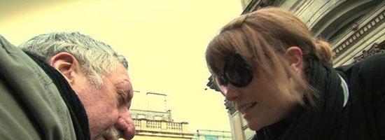 A stranger girl changes a blind man’s day by the power of words… So touching!